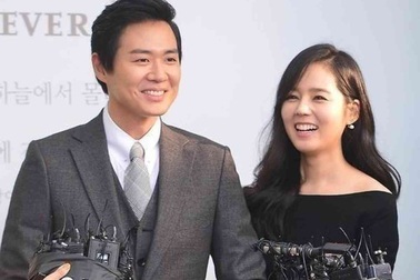 Vợ chồng Han Ga In và Yeon Jung Hoon hạnh phúc bên nhau