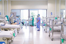 Chữa bệnh bằng cách rạch dao lam đào thải máu độc, bé trai 10 tuổi tử vong