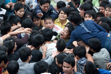 Hàng trăm trai tráng “sôi sục” cướp phết Hiền Quan 