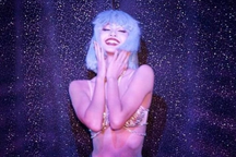 Giữa "bão" phản đối, Lisa tung loạt ảnh diễn tại câu lạc bộ thoát y