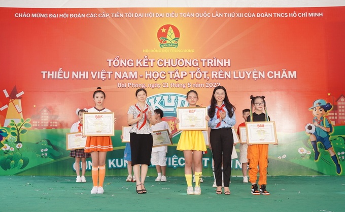 Các em thiếu nhi tiêu biểu được tặng bằng khen. Ảnh doanthanhnien.vn