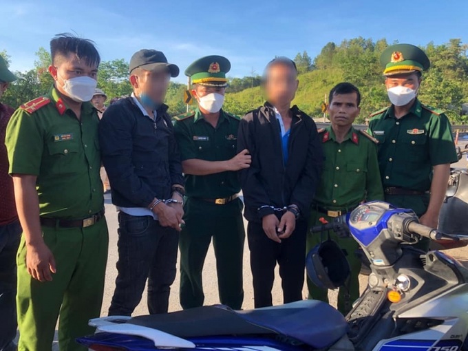 Hai đối tượng bị lực lượng chức năng bắt quả tang về hanh vi vận chuyển trái phép chất ma tuý
