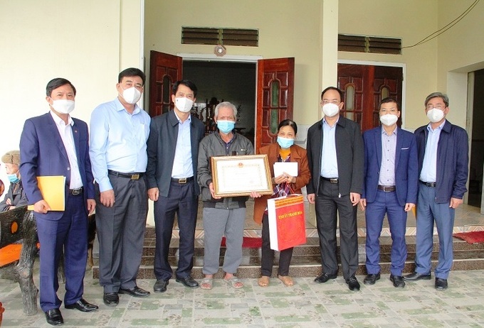 Đại diện lãnh đạo tỉnh Thanh Hóa trao bằng khen của Chủ tịch UBND tỉnh Thanh Hóa cho thân nhân anh Trung Văn Nam