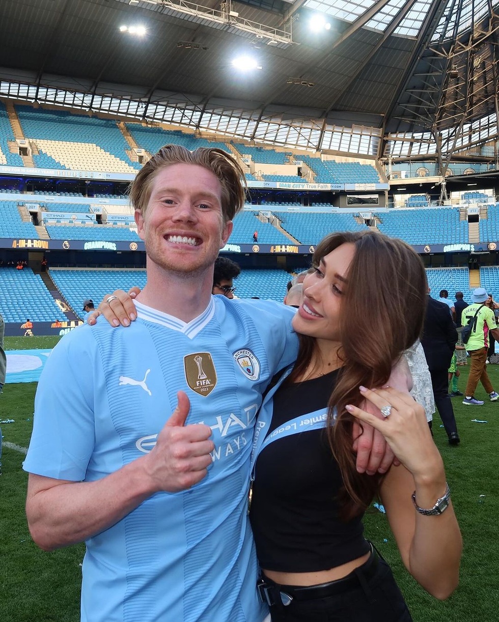 Mối tình định mệnh từ dòng tin nhắn trên mạng của đội trưởng tuyển Bỉ - 8 Mối tình định mệnh từ dòng tin nhắn trên mạng của đội trưởng tuyển Bỉ - 8