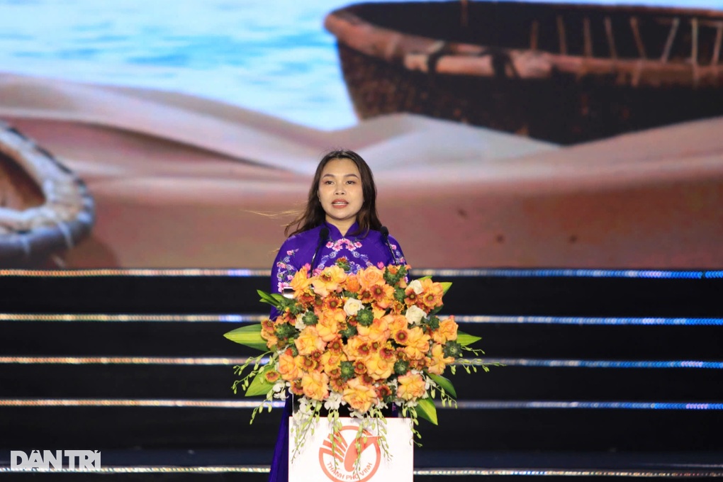 Hàng vạn người đổ về các khu du lịch biển nổi tiếng tại Thanh Hóa, Nghệ An - 3 Hàng vạn người đổ về các khu du lịch biển nổi tiếng tại Thanh Hóa, Nghệ An - 3