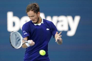 Medvedev tiến vào tứ kết Miami Open 2022