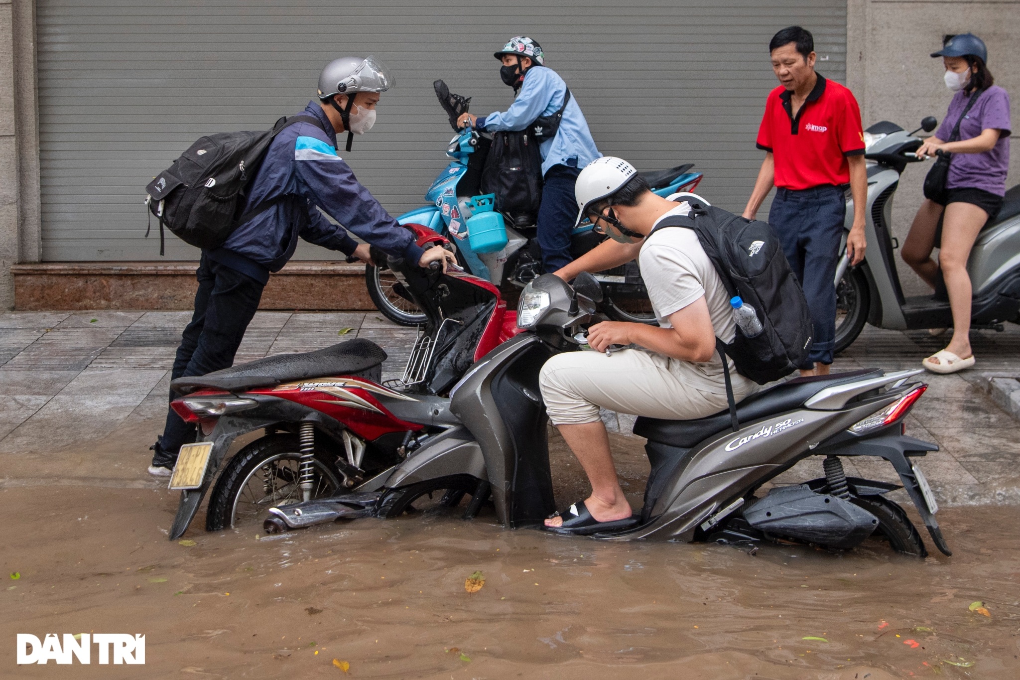 Hà Nội: Mưa ngập khắp nơi, ùn tắc nhiều đường, phố - 8