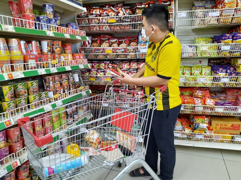 Siêu thị chuẩn bị sẵn gạo, mì gói, khẩu trang, người dân “tha hồ” mua sắm - 12 Siêu thị chuẩn bị sẵn gạo, mì gói, khẩu trang, người dân “tha hồ” mua sắm - 12
