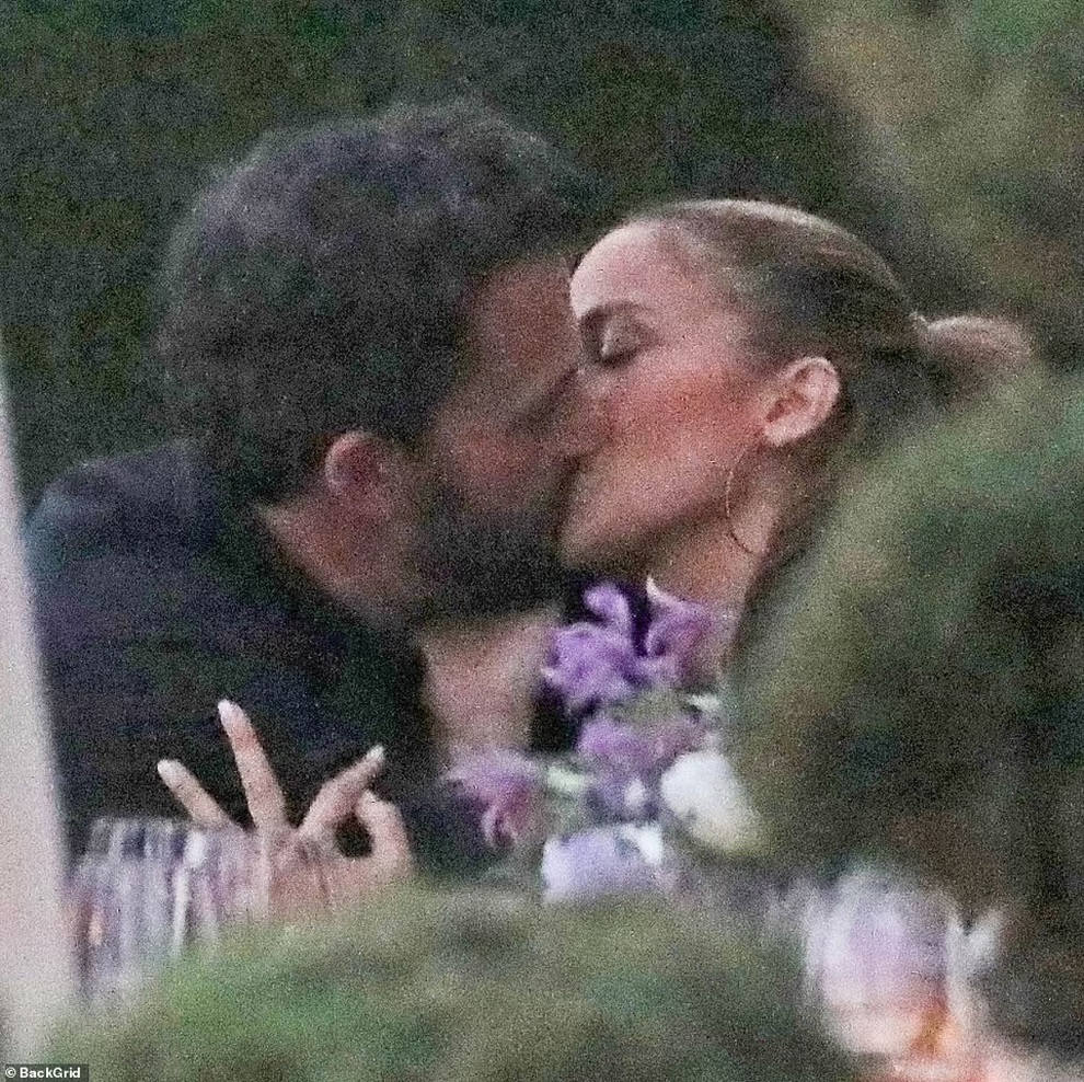Jennifer Lopez và Ben Affleck bị bắt gặp hôn nhau tại quán ăn - 1 Jennifer Lopez và Ben Affleck bị bắt gặp hôn nhau tại quán ăn - 1