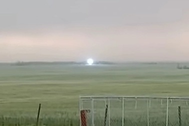 Quả cầu phát sáng bí ẩn được ghi lại sau cơn giông