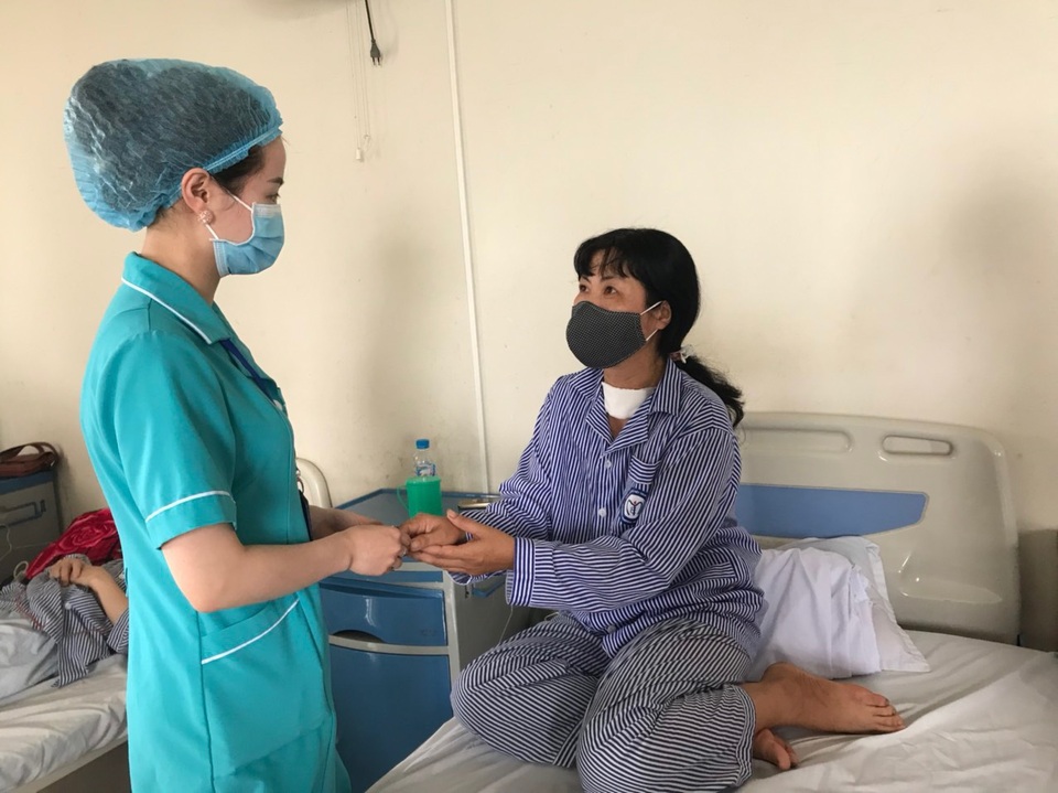 Người phụ nữ như hoá điên vỡ oà hạnh phúc ngày ra viện - 3 Người phụ nữ như hoá điên vỡ oà hạnh phúc ngày ra viện - 3