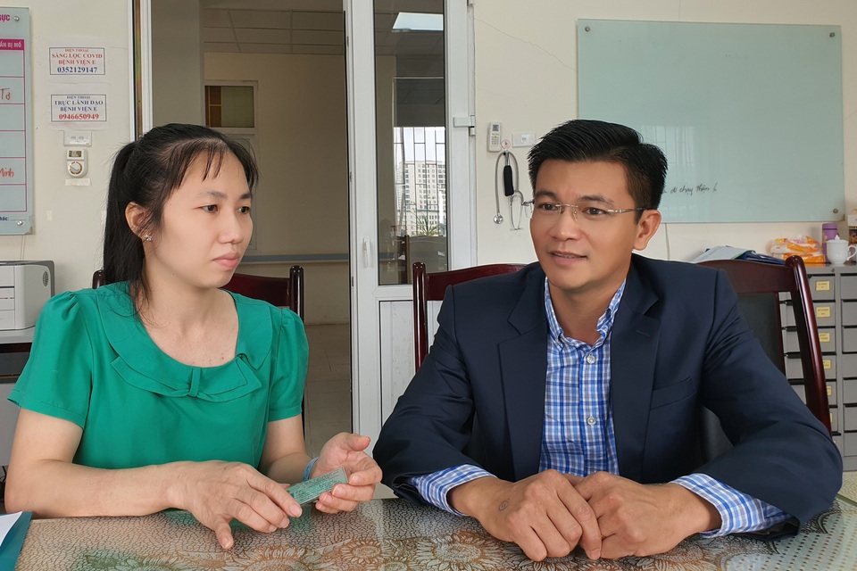 Người đàn ông mắc bệnh hiểm đón nhận 30 triệu đồng từ ngân hàng trao tặng - 3 Người đàn ông mắc bệnh hiểm đón nhận 30 triệu đồng từ ngân hàng trao tặng - 3