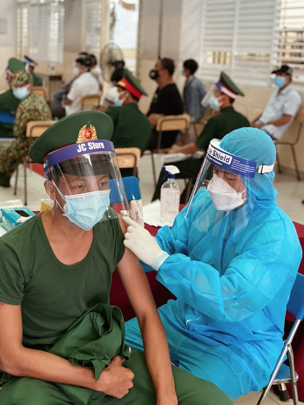 Điệu nhảy hài hước, đáng yêu của ba tình nguyện viên gây bão mạng - 2 Điệu nhảy hài hước, đáng yêu của ba tình nguyện viên gây bão mạng - 2