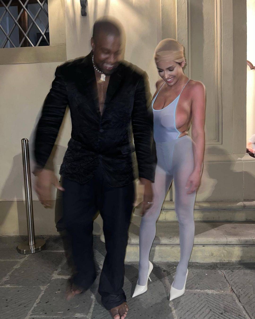 Vợ rapper Kanye West lại hở bạo, thách thức cơn giận của dư luận Italy - 8