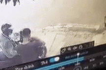 Nam thanh niên bị giật dây chuyền trong 2 giây