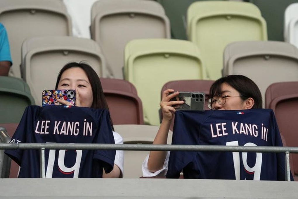 Ngôi sao Hàn Quốc vượt mặt Mbappe, tạo nên cơn sốt cực lớn ở PSG - 1