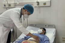 Tránh chó, nam thanh niên bị thanh gỗ đâm xuyên phổi