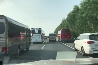 "Bát nháo đường làng" trên cao tốc Hà Nội - Ninh Bình