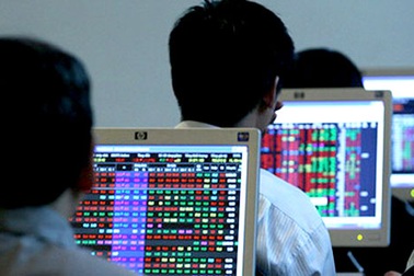 Khoáng sản tăng trần, hai sàn ngập sắc xanh sau Tết