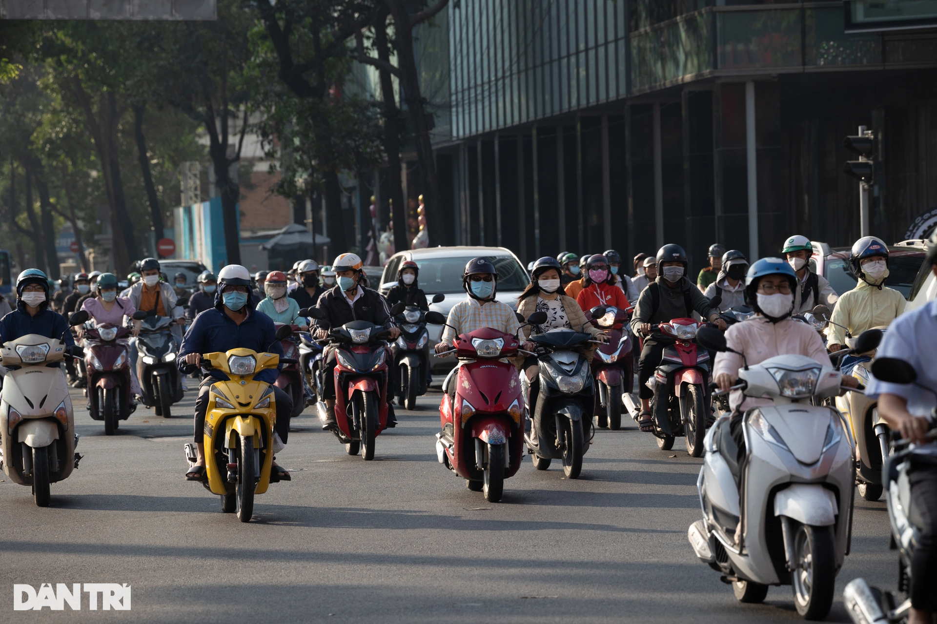 Thời tiết trở lạnh, người dân TPHCM ra đường với áo khoác để giữ ấm - 10 Thời tiết trở lạnh, người dân TPHCM ra đường với áo khoác để giữ ấm - 10