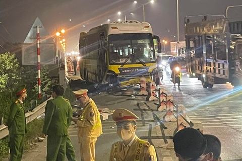 Xe khách mất lái tông vào xe máy trên cầu Thanh Trì khiến 2 người tử vong