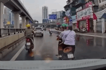 Ô tô tạt ngã xe máy rồi tăng ga chạy mất hút khiến cộng đồng mạng phẫn nộ