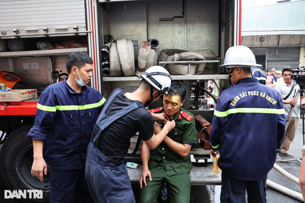 Kiệt sức sau khi chữa cháy, chiến sỹ cứu hỏa được người dân giúp đỡ - 3 Kiệt sức sau khi chữa cháy, chiến sỹ cứu hỏa được người dân giúp đỡ - 3