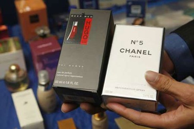 Đồng hồ Gucci, kính RayBan giá... vài chục nghìn