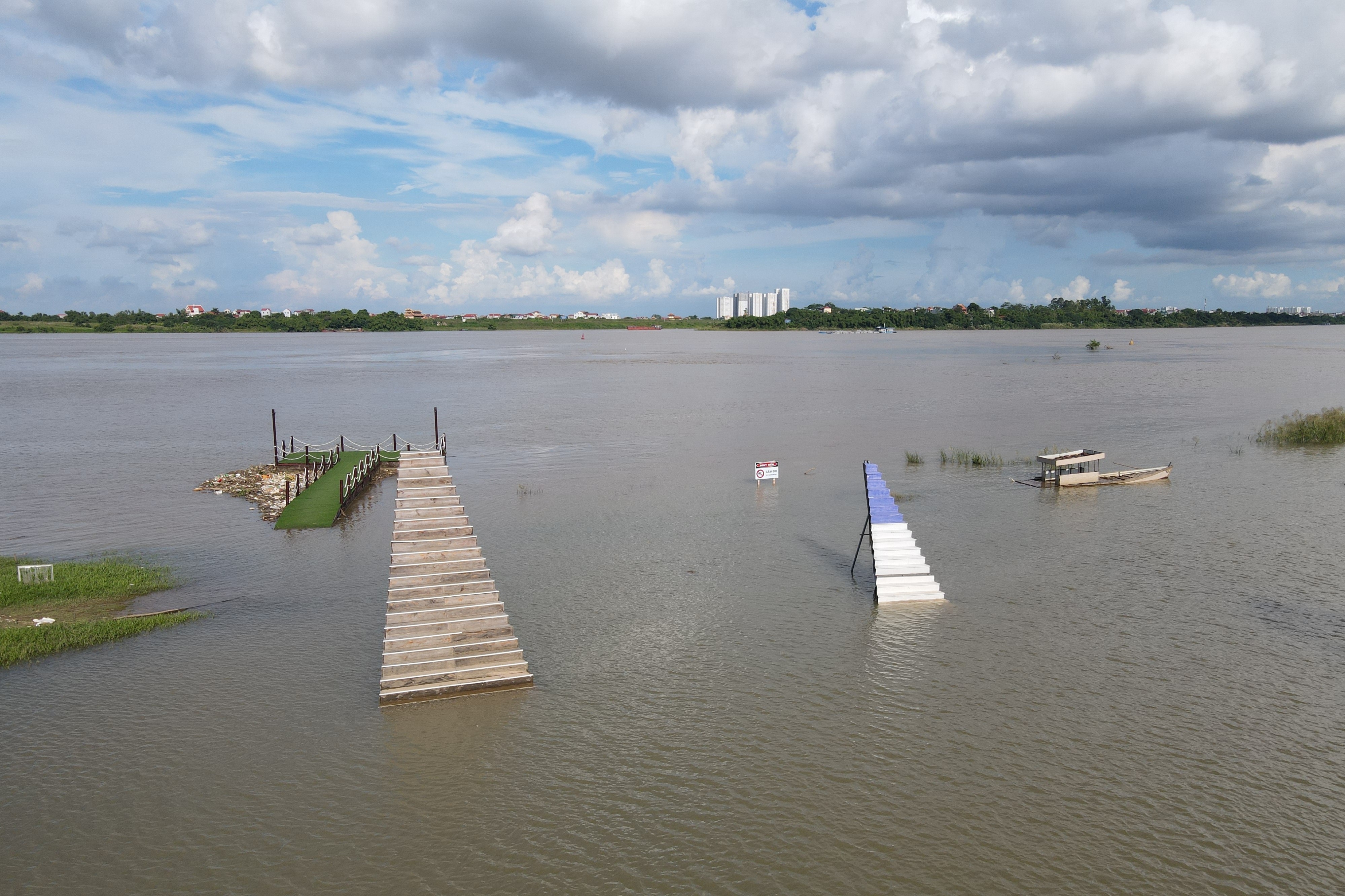 Cảnh hồ thủy điện xả lũ lớn, nước cuộn sóng nhấn chìm bãi giữa sông Hồng - 17 Cảnh hồ thủy điện xả lũ lớn, nước cuộn sóng nhấn chìm bãi giữa sông Hồng - 17