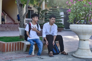 Nam sinh 10 năm cõng bạn đến trường được miễn học phí nếu học y Thái Bình