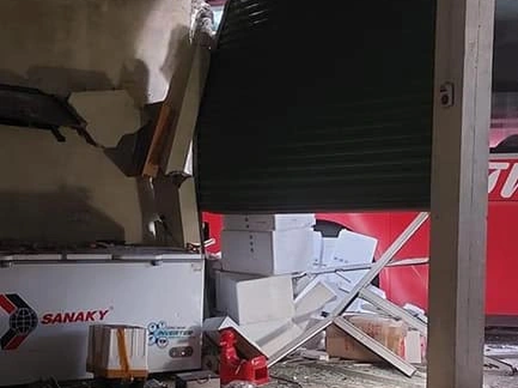 Trên đường đi lấy lương về, hai người đàn ông bị xe khách đâm thương vong - 2 Trên đường đi lấy lương về, hai người đàn ông bị xe khách đâm thương vong - 2