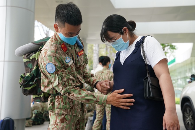 Xúc động giờ phút chia tay chiến sĩ mũ nồi xanh lên đường sang Nam Sudan - 7 Xúc động giờ phút chia tay chiến sĩ mũ nồi xanh lên đường sang Nam Sudan - 7
