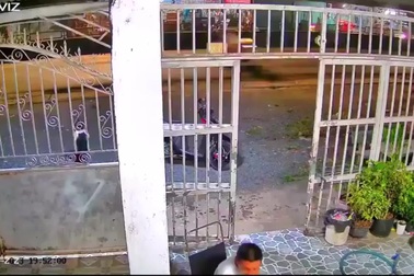 Clip người lớn bất cẩn suýt khiến em bé gặp nạn nguy hiểm gây sốc dân mạng