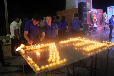 10.000 đoàn viên thanh niên thắp nến tri ân tại 105 nghĩa trang liệt sĩ