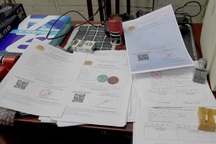 4 thanh niên làm giả giấy đi đường, giấy tiêm vắc xin rao bán trên Facebook