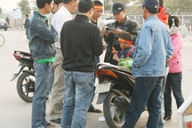 Khán giả đổ xô mua vé trận Việt Nam - Singapore với giá “trên trời”