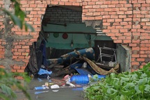 Mưa lớn sập tường, người đàn ông thoát chết trong gang tấc ở TPHCM