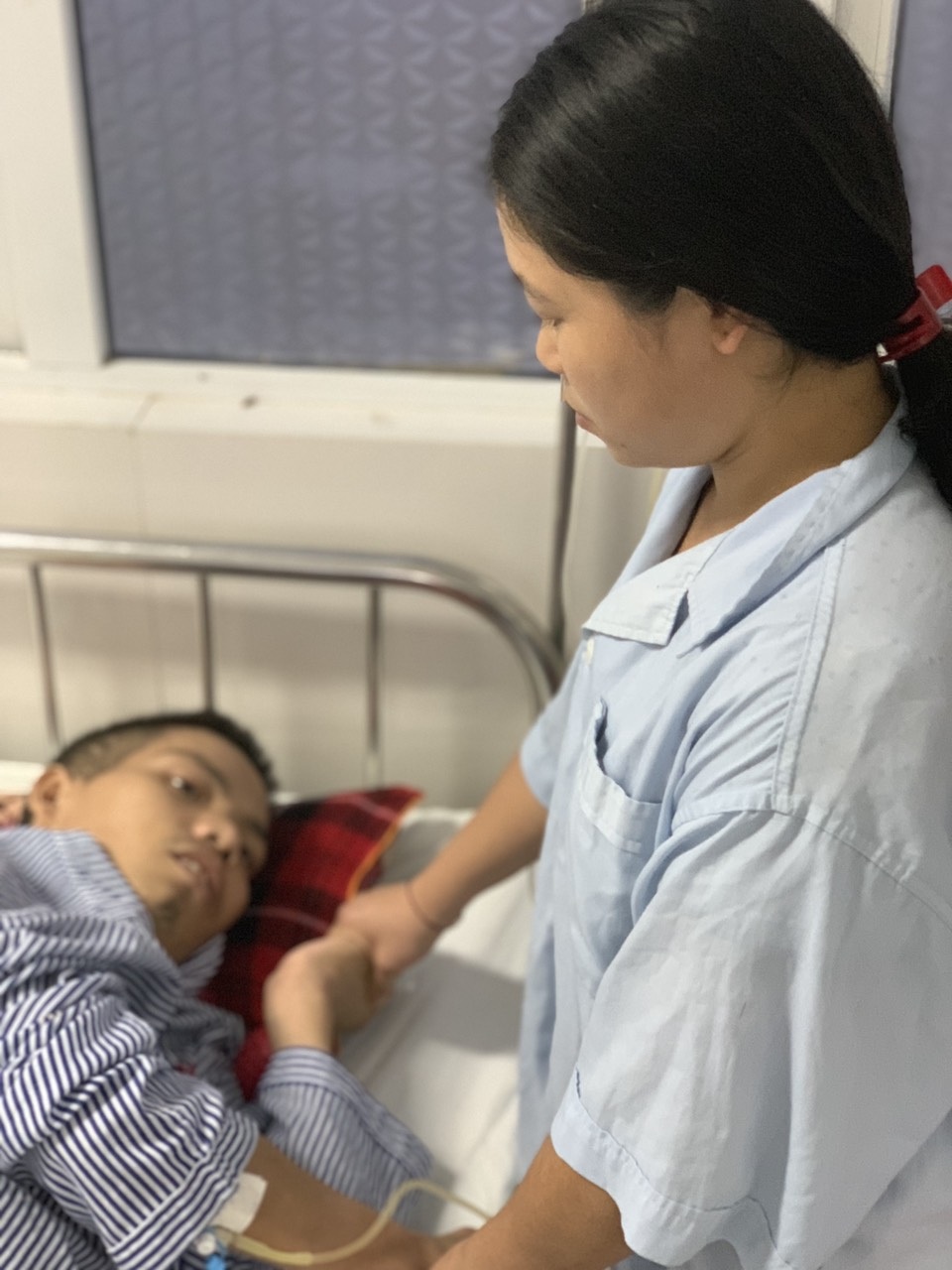 Cuộc sống cơ cực của vợ chồng người dân tộc trong viện, bệnh nhân cùng phòng sẻ từng bát cơm - 5 Cuộc sống cơ cực của vợ chồng người dân tộc trong viện, bệnh nhân cùng phòng sẻ từng bát cơm - 5