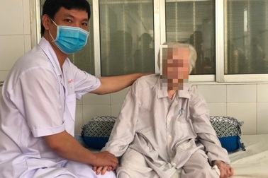 Cụ bà 103 tuổi bị hở van tim, té gãy xương đùi được thay khớp thành công