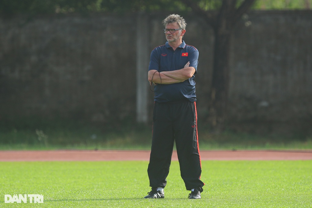 U22 Việt Nam vất vả rèn quân dưới thời tiết nắng gắt - 7 U22 Việt Nam vất vả rèn quân dưới thời tiết nắng gắt - 7