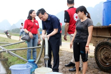 Điều xe chữa cháy cấp nước sạch cho người dân vùng lũ