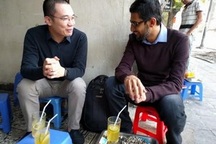 CEO Google giản dị ngồi quán vỉa hè với “cha đẻ” Flappy Bird