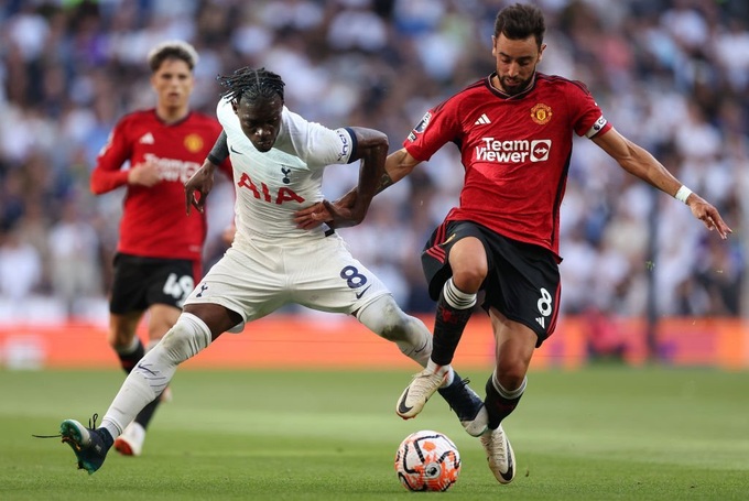 VAR gây tranh cãi, Man Utd gục ngã trên sân Tottenham | Báo Dân trí