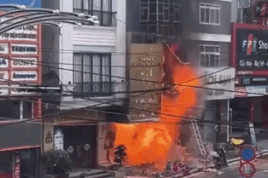 Cửa hàng gas cháy dữ dội, nhiều bình gas nổ như bom