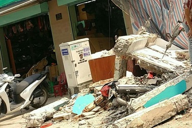 Khối bê tông hàng tấn đổ sâp “nuốt gọn” xe máy