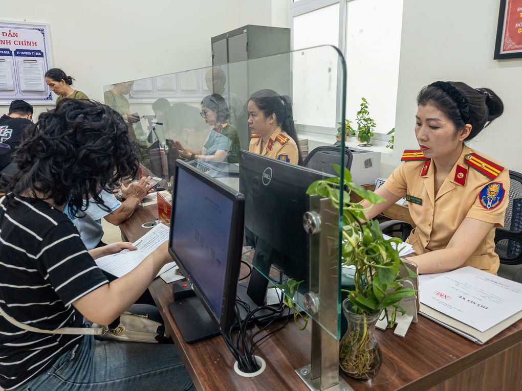 Công an xã, phường ở Hà Nội sẵn sàng làm ngoài giờ để cấp đăng ký xe - 2 Công an xã, phường ở Hà Nội sẵn sàng làm ngoài giờ để cấp đăng ký xe - 2