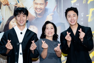 Tài tử Hàn đóng phim cùng Hồng Đào, kể cảnh quay tỏ tình Juliet Bảo Ngọc