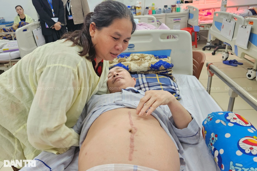 Cha gặp nạn trên đường đi lấy thuốc cho con trai, vật vã trong đau đớn - 2 Cha gặp nạn trên đường đi lấy thuốc cho con trai, vật vã trong đau đớn - 2
