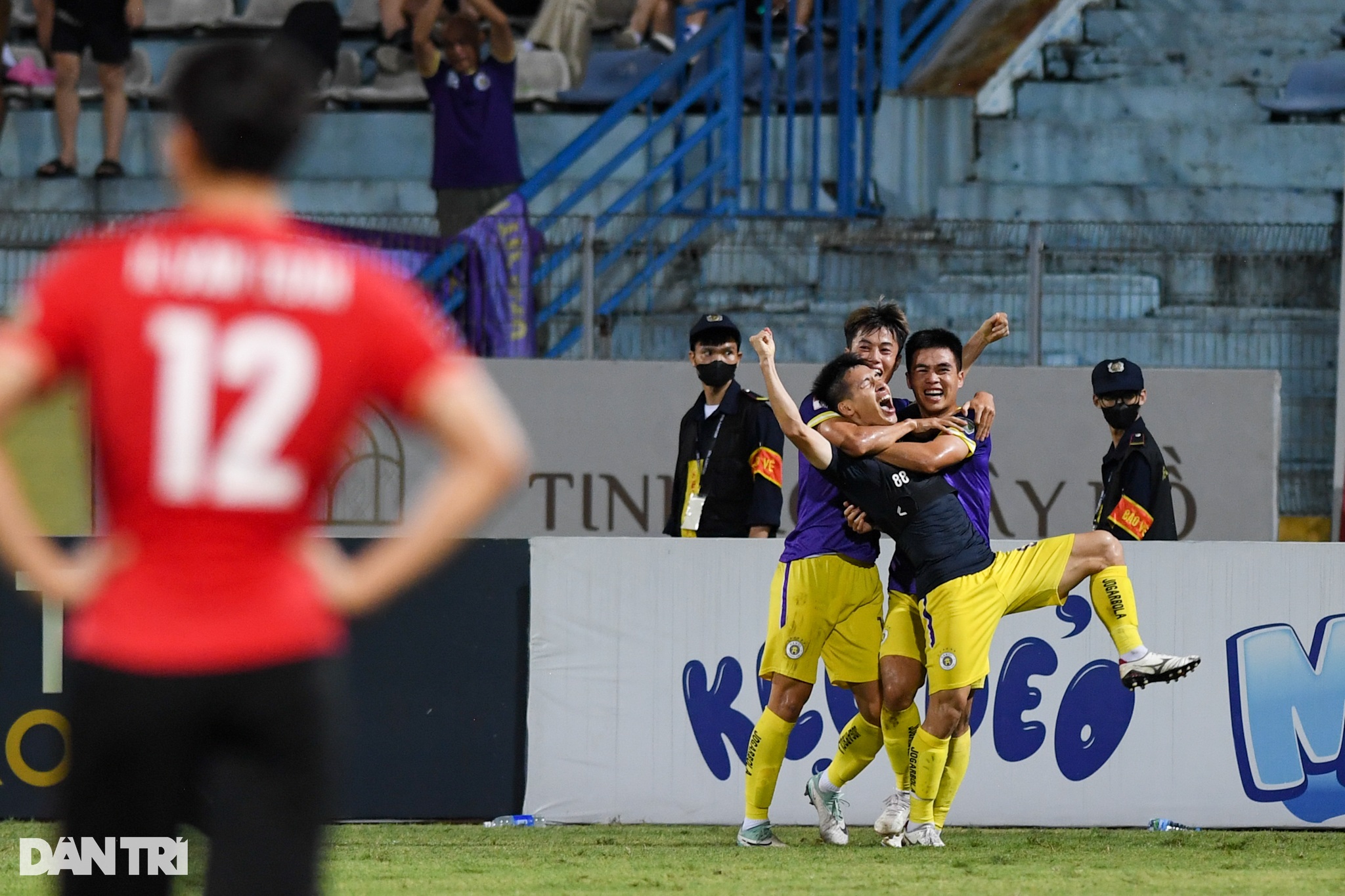 View - Khoảnh khắc Văn Quyết tỏa sáng giúp Hà Nội FC đánh bại CLB Công an Hà Nội | Báo Dân trí