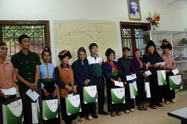 VietcomBank tặng quà cho các gia đình chính sách tại tỉnh Điện Biên